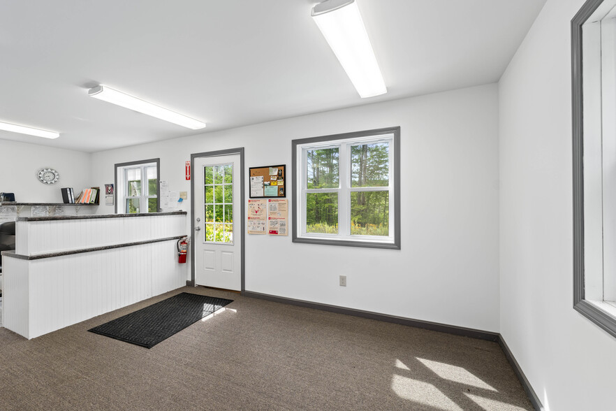 215 Village Rd, Newbury, NH for sale - Interior Photo - Image 3 of 29