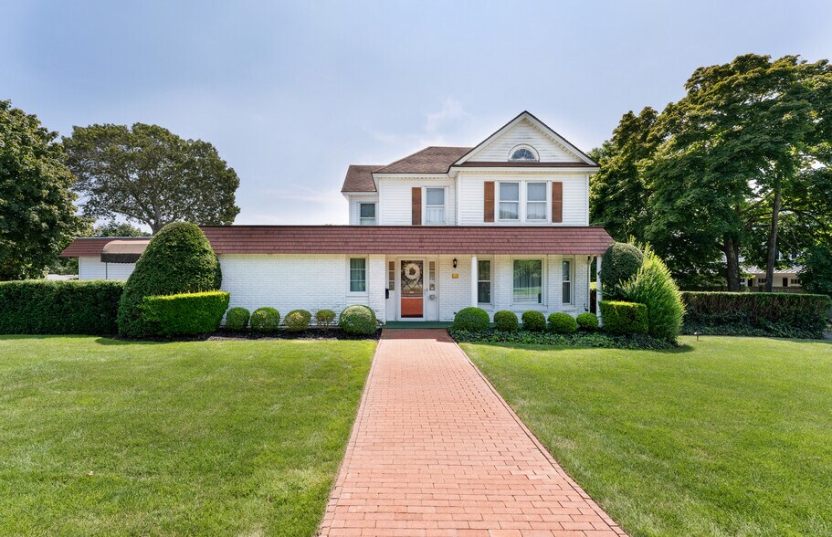 94 E Montauk Hwy, Hampton Bays, NY à vendre - Photo du bâtiment - Image 2 de 41