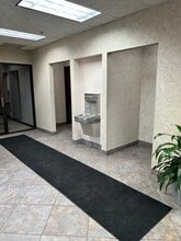 601-611 N Barker Rd, Brookfield, WI à vendre Photo intérieure- Image 2 de 2