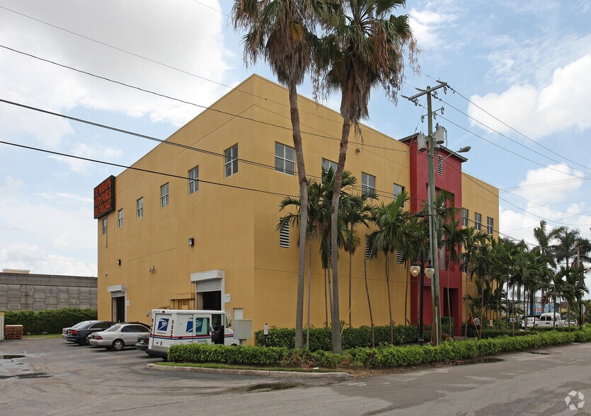 3001 W Hallandale Beach Blvd, Hallandale Beach, FL à louer - Photo du bâtiment - Image 3 de 3