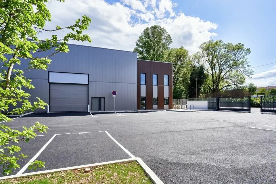 Local d'activités dans Saint-Genis-Laval à vendre Photo du bâtiment- Image 1 de 14