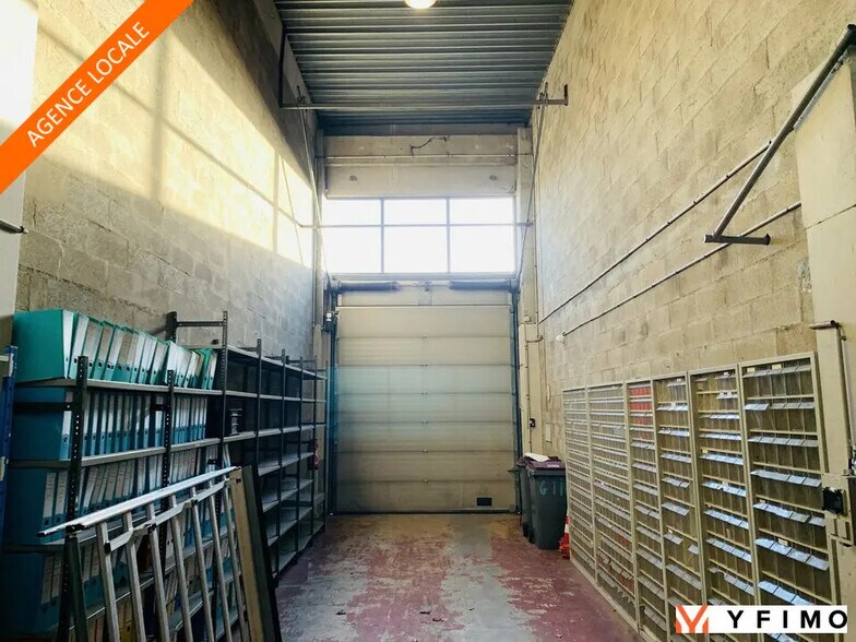 Industriel dans Poissy à louer - Photo du bâtiment - Image 2 de 9