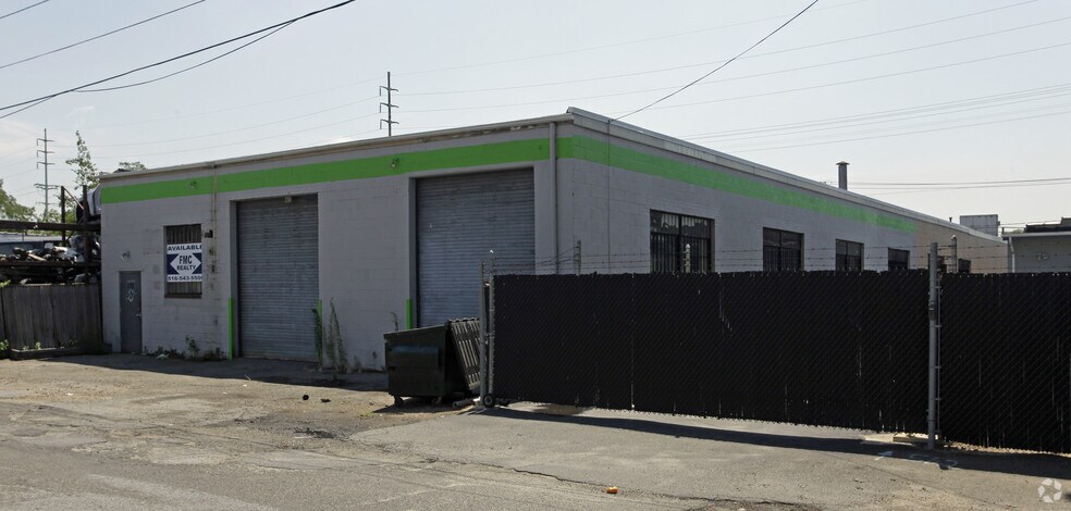 556 W Hoffman Ave, Lindenhurst, NY à vendre - Photo du bâtiment - Image 2 de 4