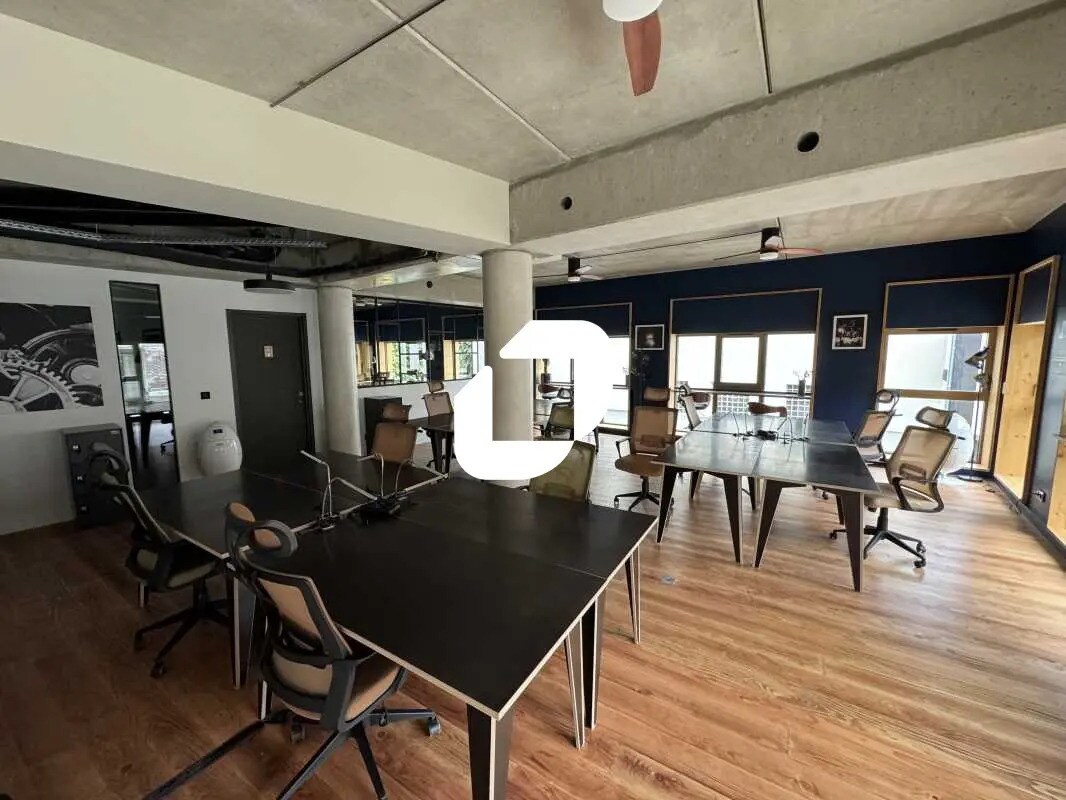 Office in Ivry-sur-Seine for lease Building Photo- Image 1 of 6