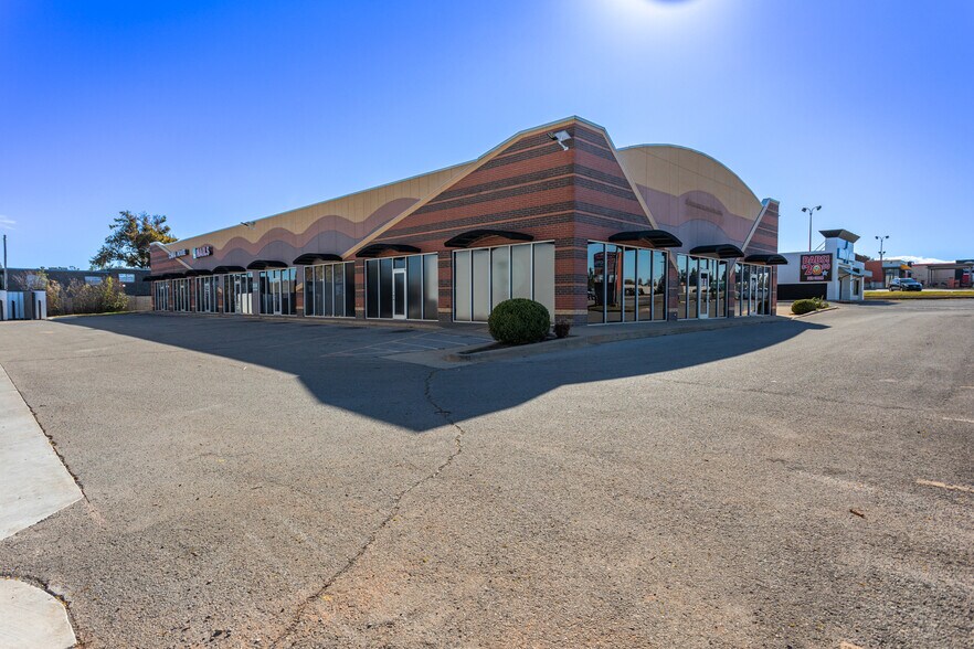 140 S Midwest Blvd, Oklahoma City, OK à louer - Photo du bâtiment - Image 2 de 6