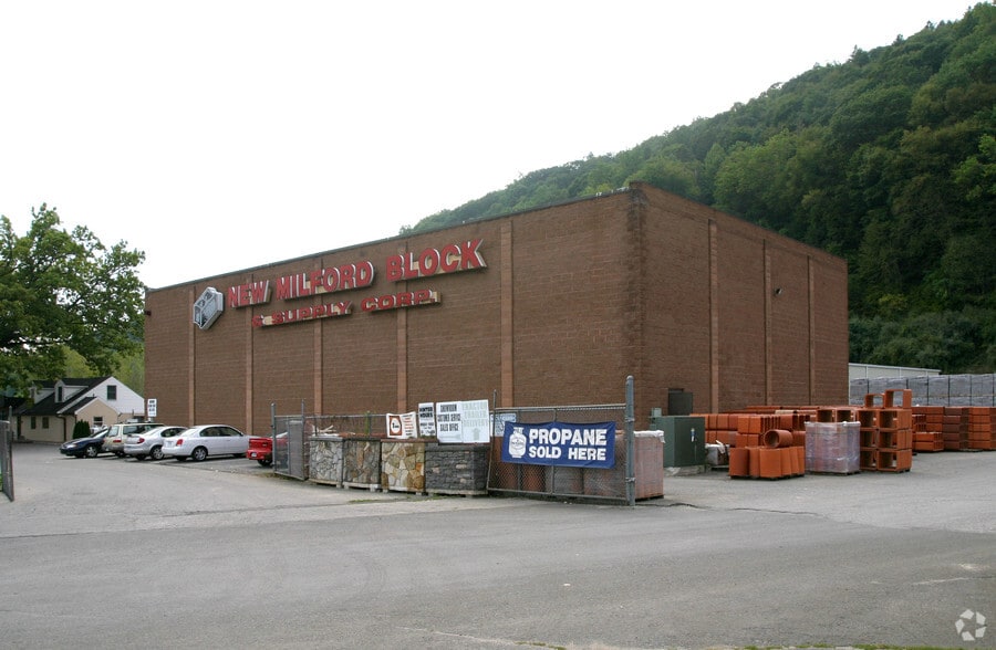 574 Danbury Rd, New Milford, CT for lease - Primary Photo - Image 2 of 27