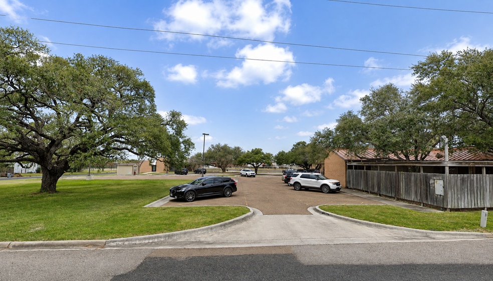 2501 N Navarro St, Victoria, TX for sale - Building Photo - Image 2 of 4
