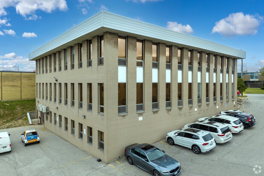 111 Railside Rd, Toronto, ON à vendre - Photo du bâtiment - Image 2 de 5