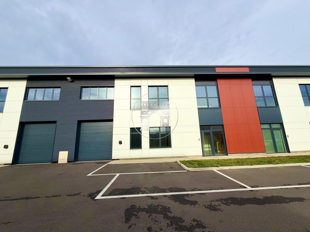 Industrial in Lieusaint for lease Building Photo- Image 1 of 11