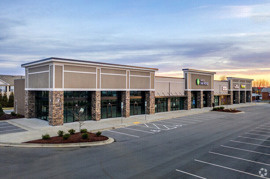 2513 Eastchester Dr, High Point, NC à louer - Photo du bâtiment - Image 2 de 14