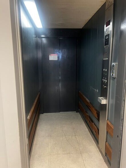 Bureau dans La Garenne-Colombes à vendre - Photo du bâtiment - Image 2 de 18