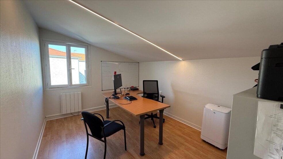 Office in Saint-Just for lease - Interior Photo - Image 2 of 7