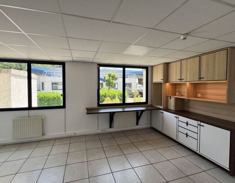 Le Favier, Saint-Genis-Laval for lease - Interior Photo - Image 2 of 15