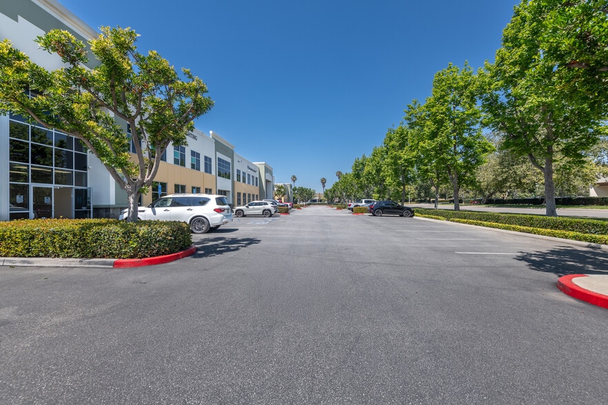 4750 Calle Carga, Camarillo, CA à vendre - Photo du bâtiment - Image 2 de 14