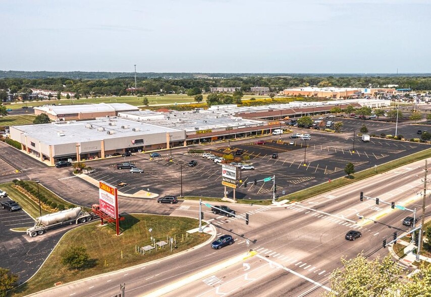 100 W Mall Dr, Carpentersville, IL à vendre - Photo du bâtiment - Image 1 de 1