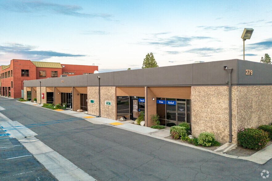 211 E Imperial Hwy, Fullerton, CA à louer - Photo du bâtiment - Image 3 de 11