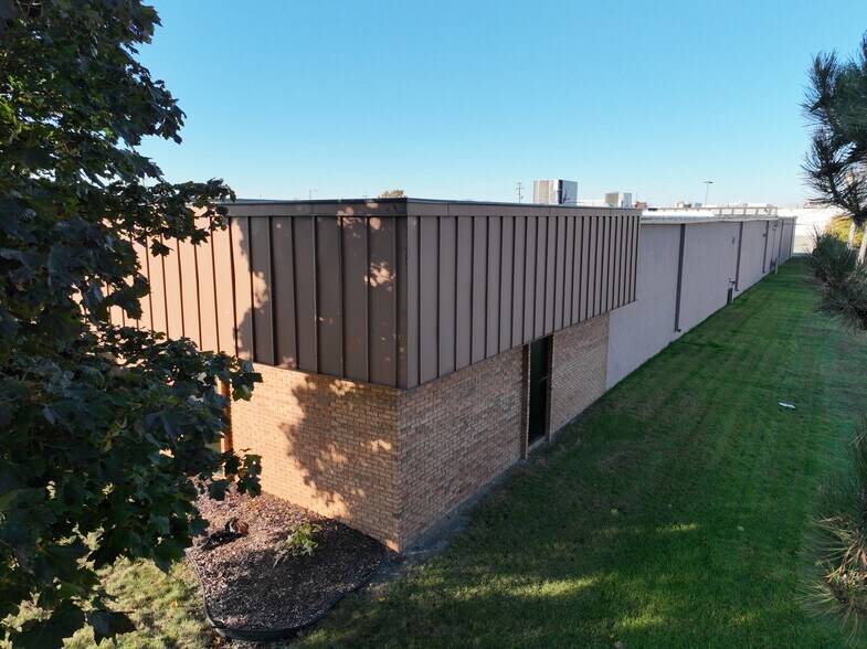 375 Robbins Dr, Troy, MI à vendre - Photo du bâtiment - Image 2 de 6