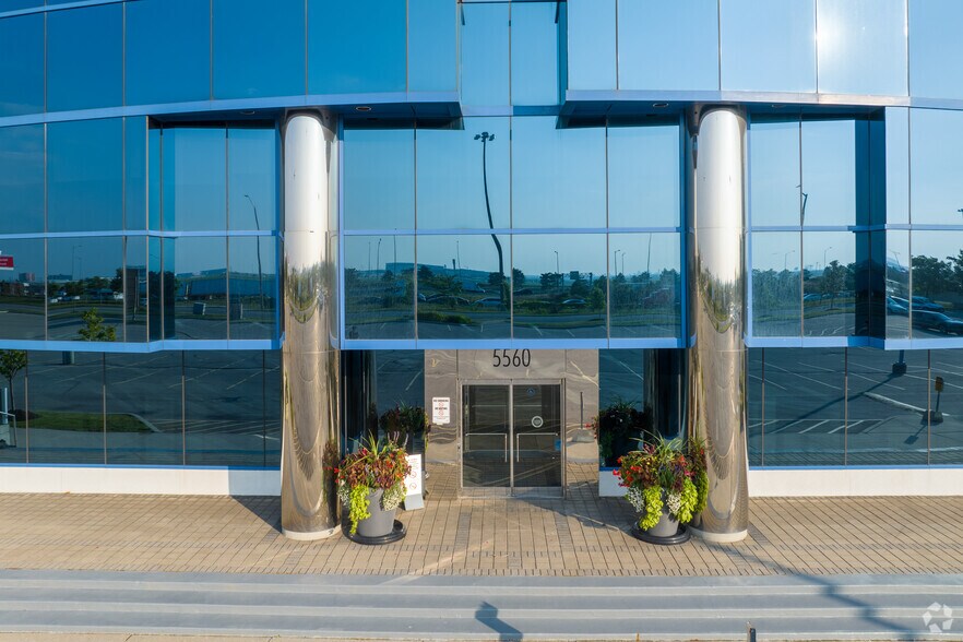 5560 Explorer Dr, Mississauga, ON à louer - Photo du bâtiment - Image 3 de 13