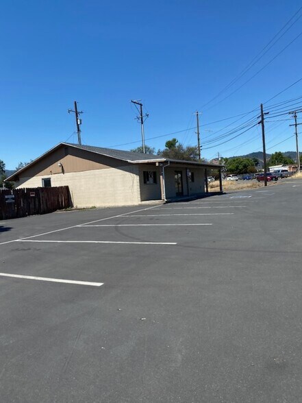 311 Lake Mendocino Dr, Ukiah, CA à louer - Photo du bâtiment - Image 2 de 15
