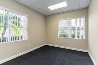 5212-5216 Paylor Ln, Sarasota, FL à louer Photo intérieure- Image 1 de 12