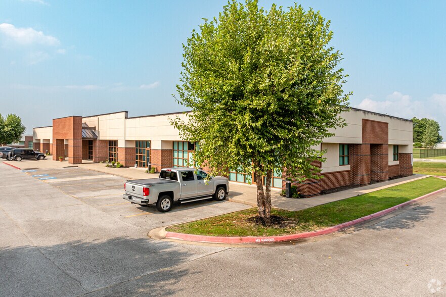 3000 SW Regency Park, Bentonville, AR for lease - Primary Photo - Image 1 of 4