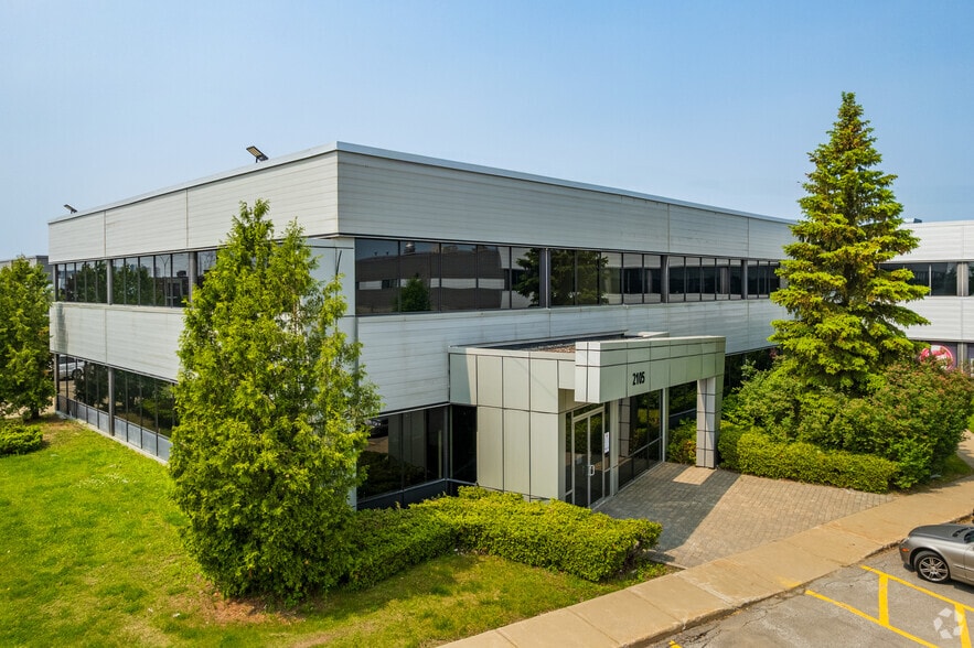 2103-2167 Boul Dagenais O, Laval, QC à louer - Photo du bâtiment - Image 2 de 11