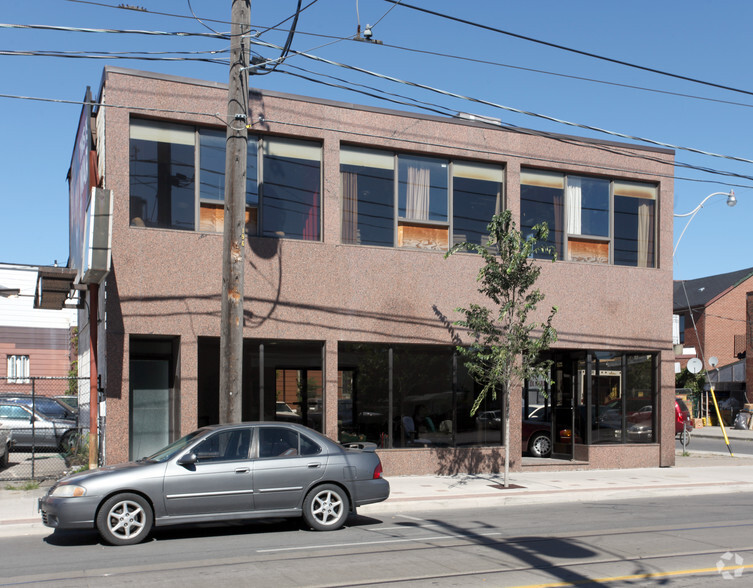 890 Dundas St W, Toronto, ON for lease - Primary Photo - Image 1 of 2