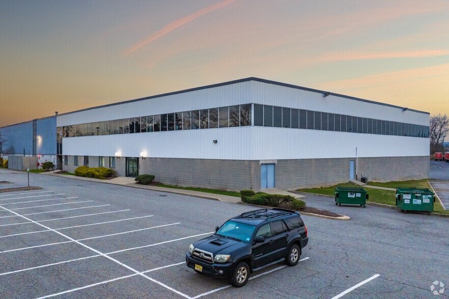 550 Meadowlands Pky, Secaucus, NJ for lease - Building Photo - Image 2 of 6