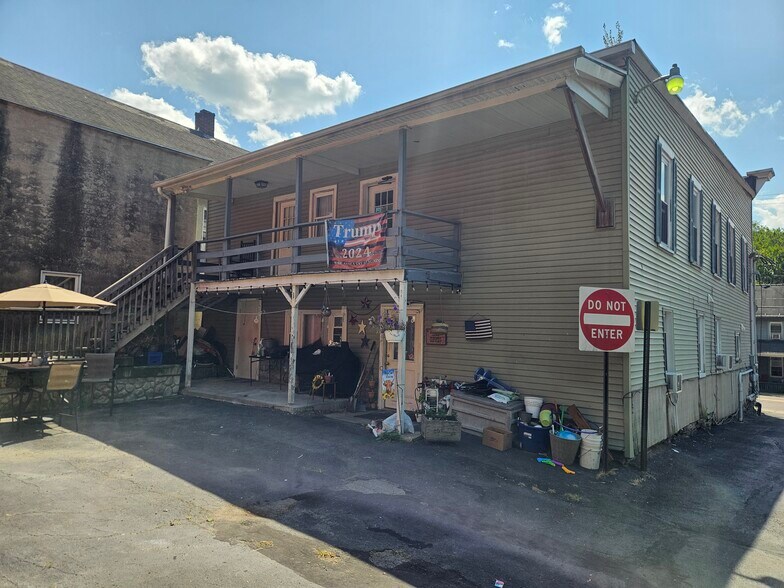 114 College Ave, Factoryville, PA à vendre - Photo du bâtiment - Image 2 de 8