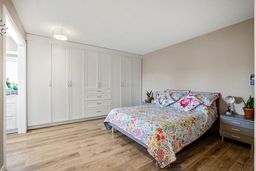 2226 Westmount Rd NW, Calgary, AB à vendre - Photo du bâtiment - Image 3 de 14