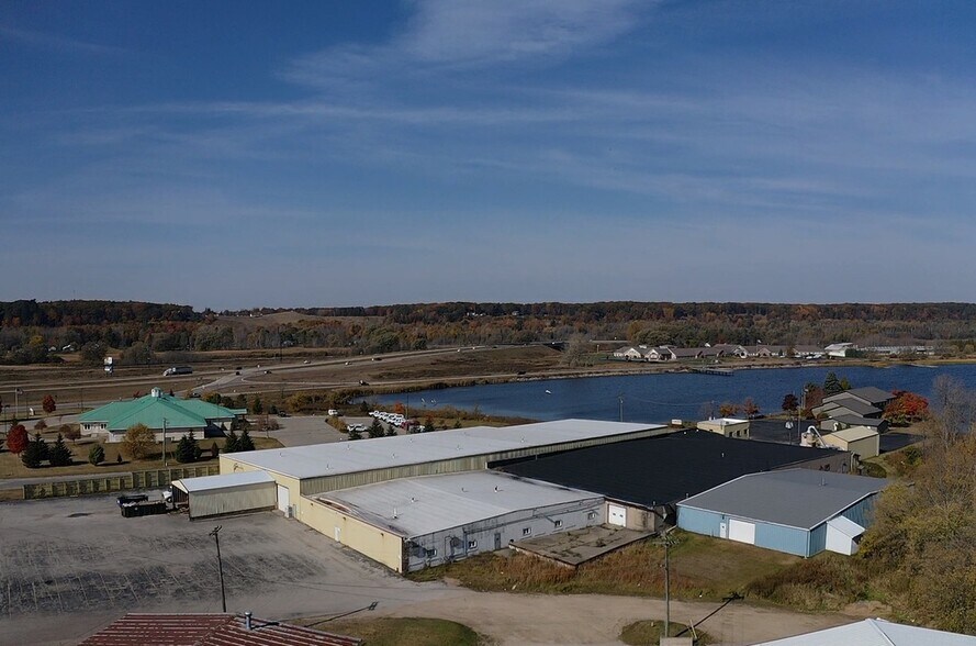 710 Rains Dr, Gladstone, MI à louer - Aérien - Image 3 de 12