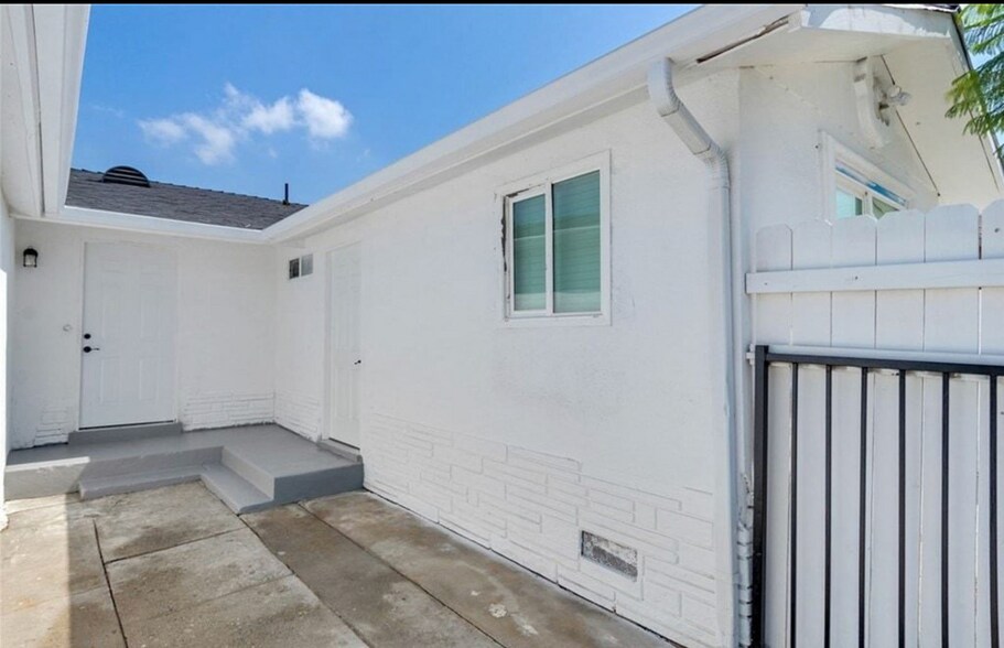 1143 E 106th St, Los Angeles, CA à vendre - Photo du bâtiment - Image 2 de 4