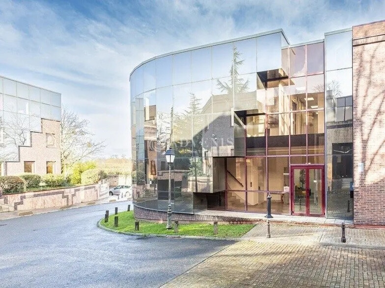 Office in Saint-Germain-en-Laye for lease - Building Photo - Image 1 of 7