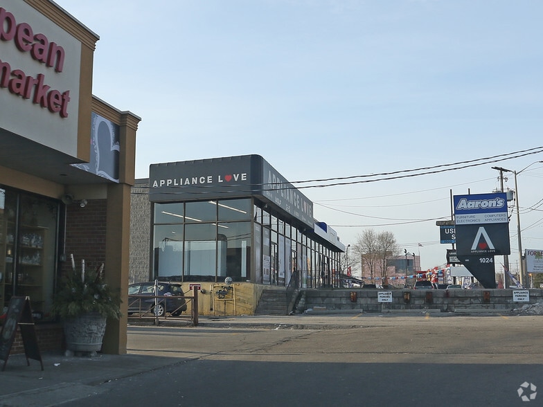 1024 Dundas St E, Mississauga, ON for sale - Building Photo - Image 3 of 8