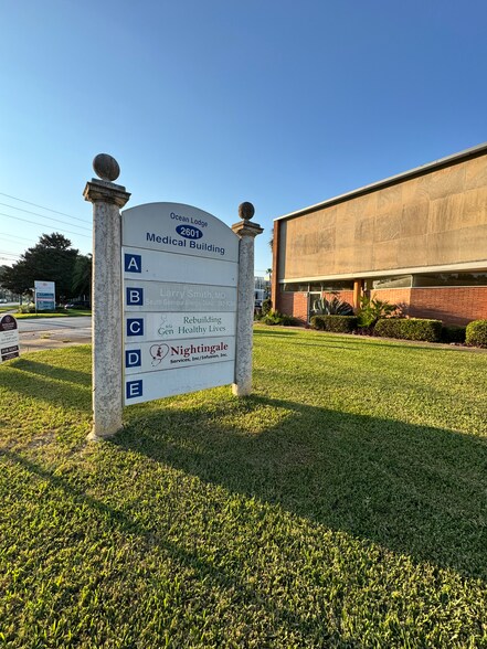 2601 Parkwood Dr, Brunswick, GA à louer - Photo du bâtiment - Image 1 de 3