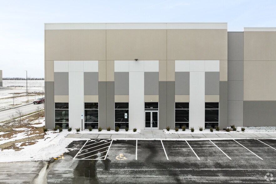 13975 Riverport Place Dr, Maryland Heights, MO for lease - Building Photo - Image 3 of 9
