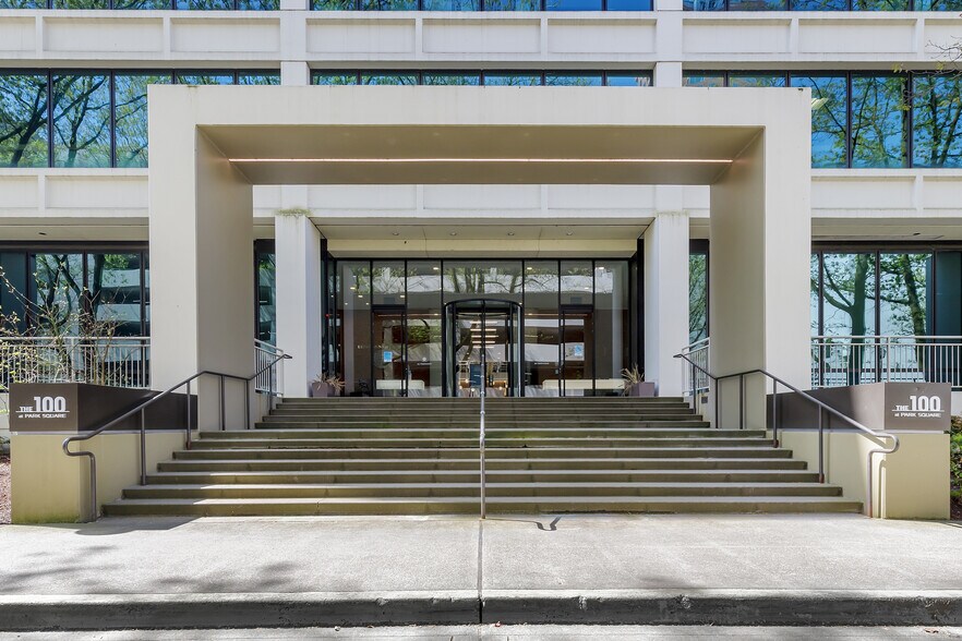 Park Square portefeuille de 2 propriétés à vendre sur LoopNet.ca - Photo du bâtiment - Image 2 de 19