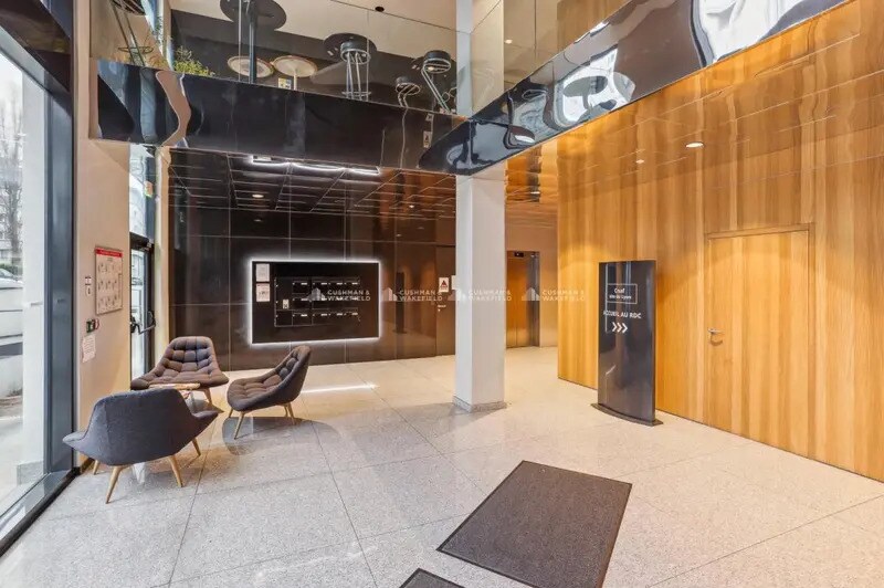Bureau dans Villeurbanne à louer - Photo du bâtiment - Image 3 de 14