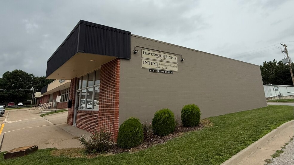 619 Holiday Plz, Lansing, KS for lease - Building Photo - Image 3 of 4