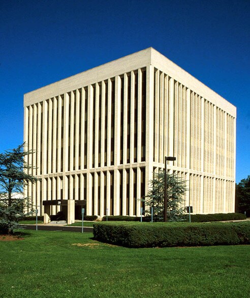 20 Squadron Blvd, New City, NY à louer - Photo du bâtiment - Image 1 de 18