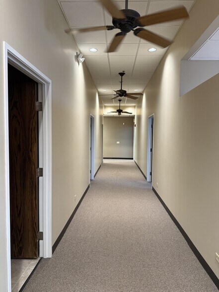 22285 Pepper Rd, Lake Barrington, IL à vendre - Photo du bâtiment - Image 3 de 7