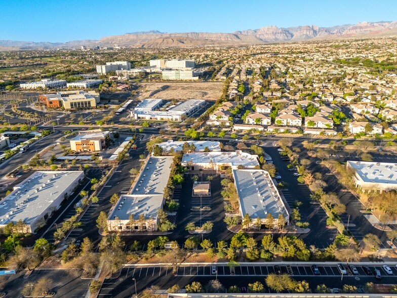 9960 Covington Cross Dr, Las Vegas, NV à vendre - Photo du bâtiment - Image 2 de 8