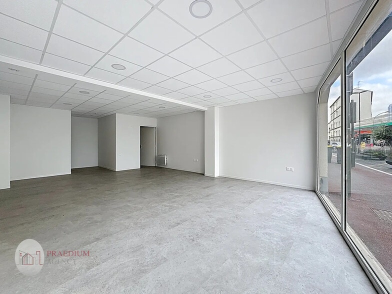 Multifamily in Suresnes for sale - Interior Photo - Image 1 of 5