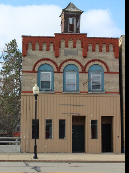 401 W Main St, Wautoma, WI for sale - Building Photo - Image 1 of 1