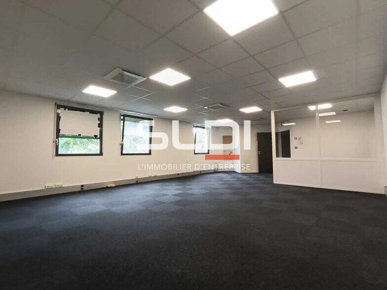 Office in Lyon for lease - Interior Photo - Image 3 of 14