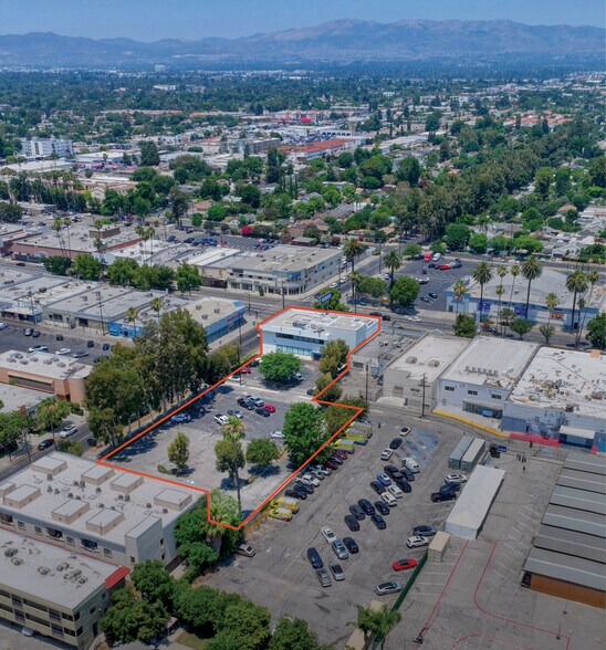 18258 Sherman Way, Reseda, CA à vendre - Photo du bâtiment - Image 2 de 3