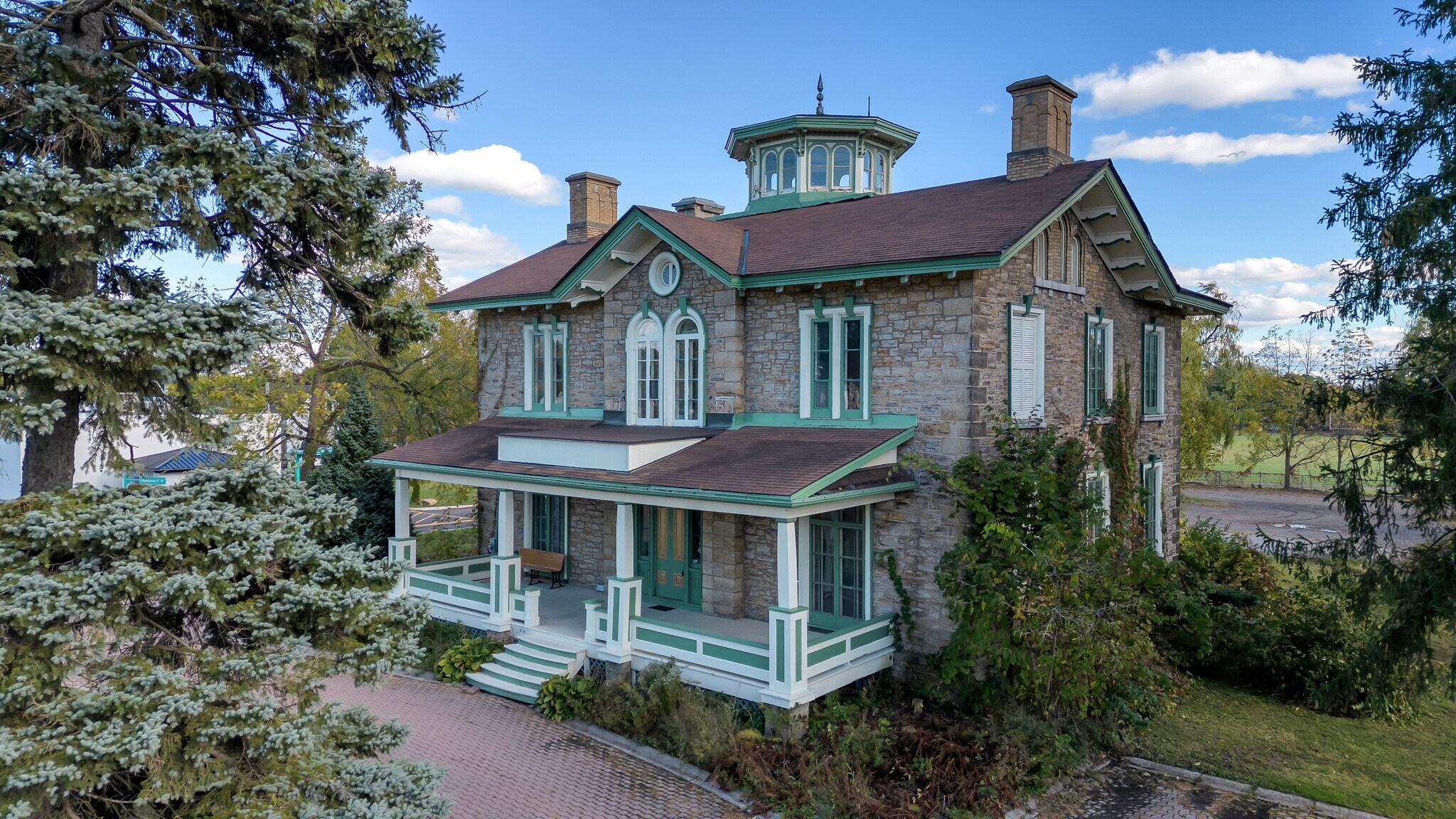 389 King St E, Gananoque, ON for sale Primary Photo- Image 1 of 37
