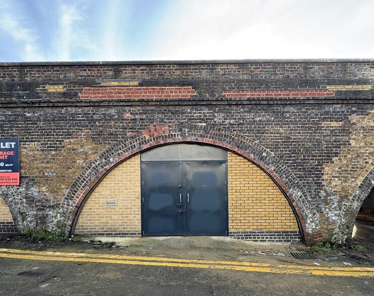 Barton Rd, Rochester à louer - Photo du bâtiment - Image 2 de 4