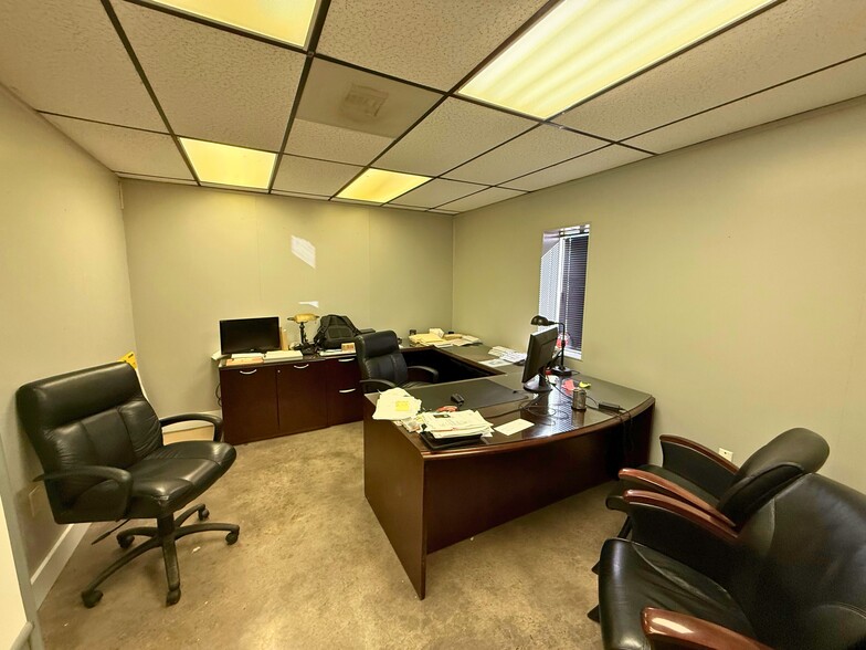 1071 Boulder Rd, Greensboro, NC for lease - Interior Photo - Image 2 of 9