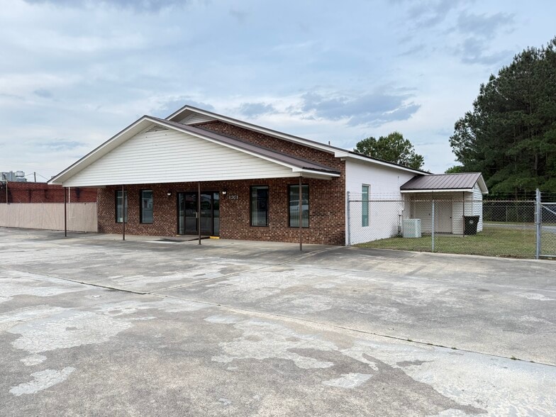 906 N Breazeale Ave, Mount Olive, NC for sale - Building Photo - Image 2 of 19